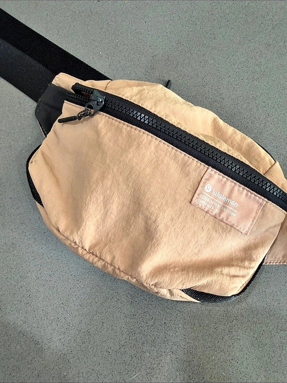 lululemon Everywhere Belt Bag in Pink